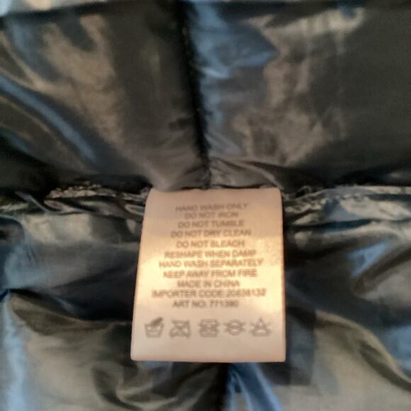 Real Clothing Kids The Ultra Lightweight Navy Puffer. 9-10 Years Old. Preloved. - Picture 4 of 7